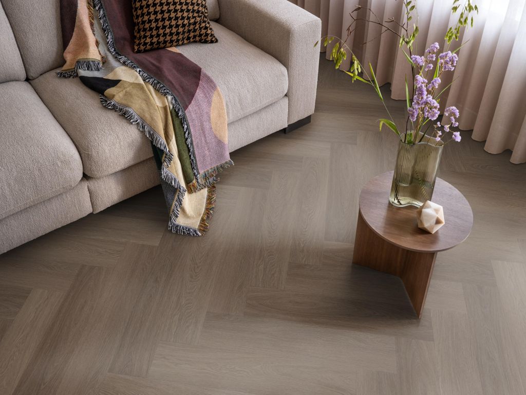 Ambiant Spigato Estino Brown pvc vloer in een interieur