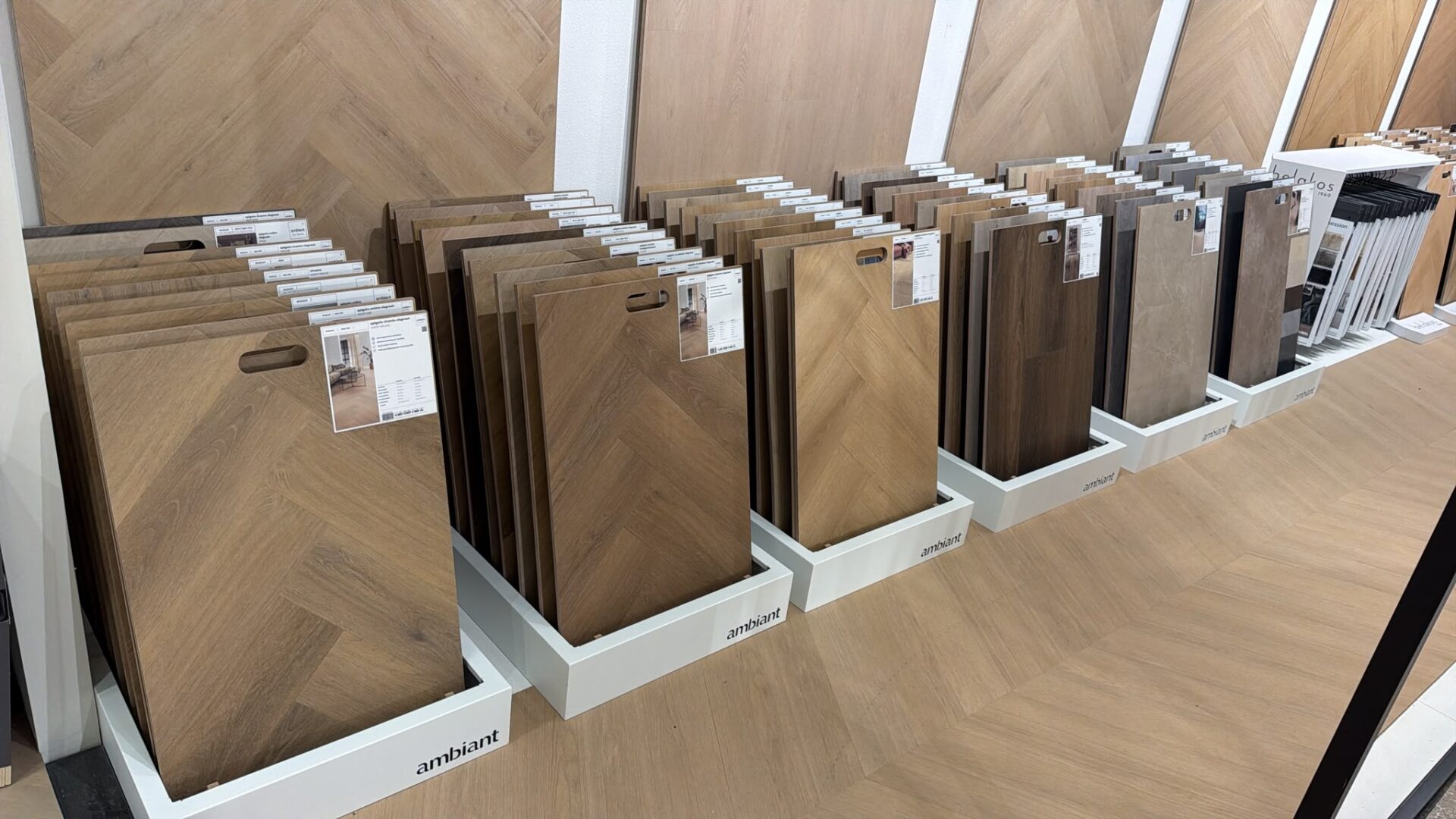 PVC vloeren in de showroom van PVC Boulevard in Wijchen – Ambiant visgraat en planken naast elkaar