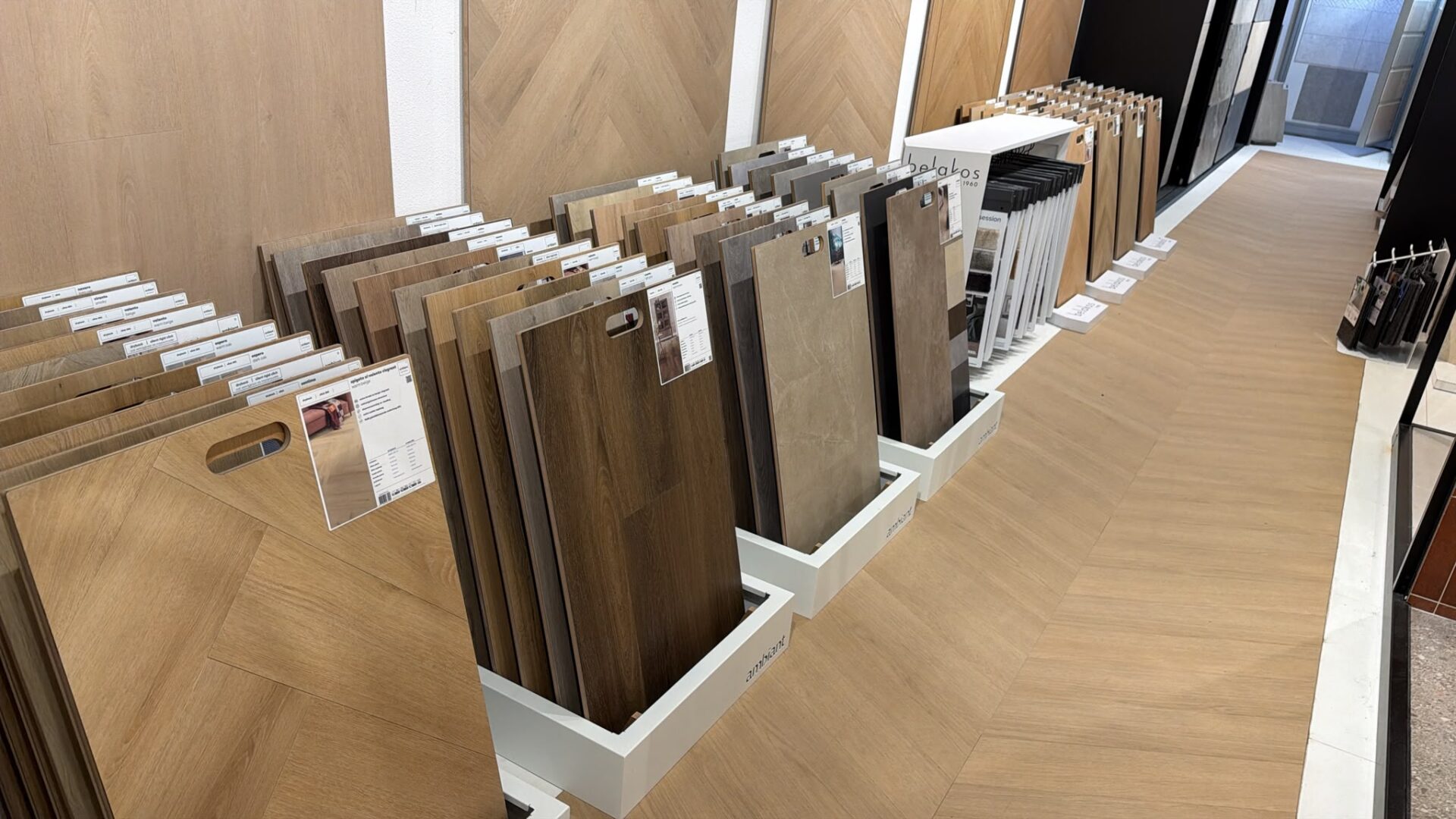 PVC vloeren in de showroom van PVC Boulevard in Wijchen – Stalen in alle houttinten